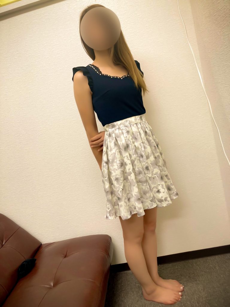 横浜関内ハプニングランドの塚本れいこさんがワンピース姿で立っているところを撮影