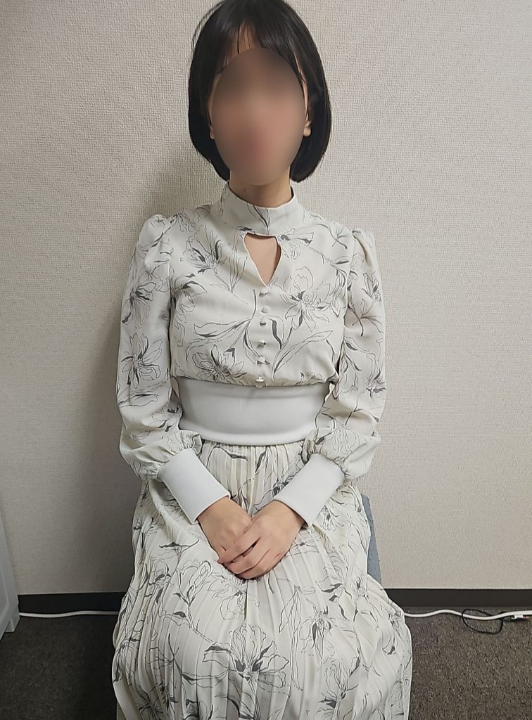 横浜ハプニングランドの白石ななみさんが清楚なワンピース姿で座ってるところを正面から撮影
