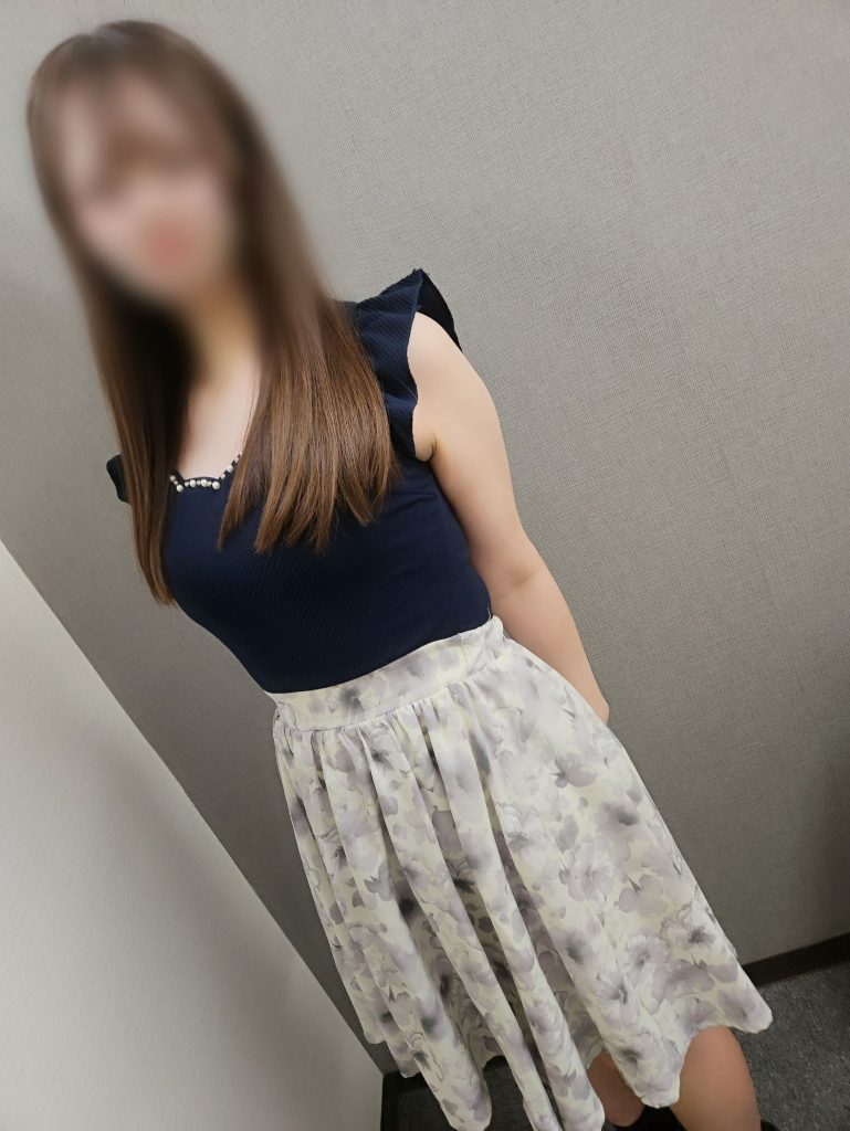 横浜ハプニングランドの相澤ひかりさんが私服姿で腕を組んでいるところを撮影